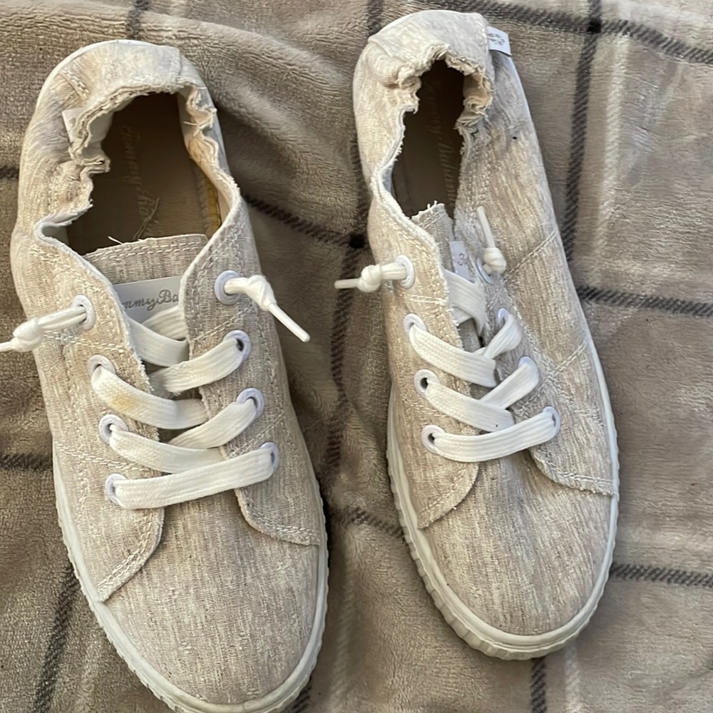 Cute canvas slip ons. Could use new laces but otherwise in great condition.